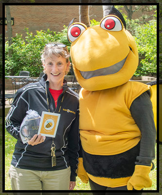 Lee holds her card and poses with Stinger.